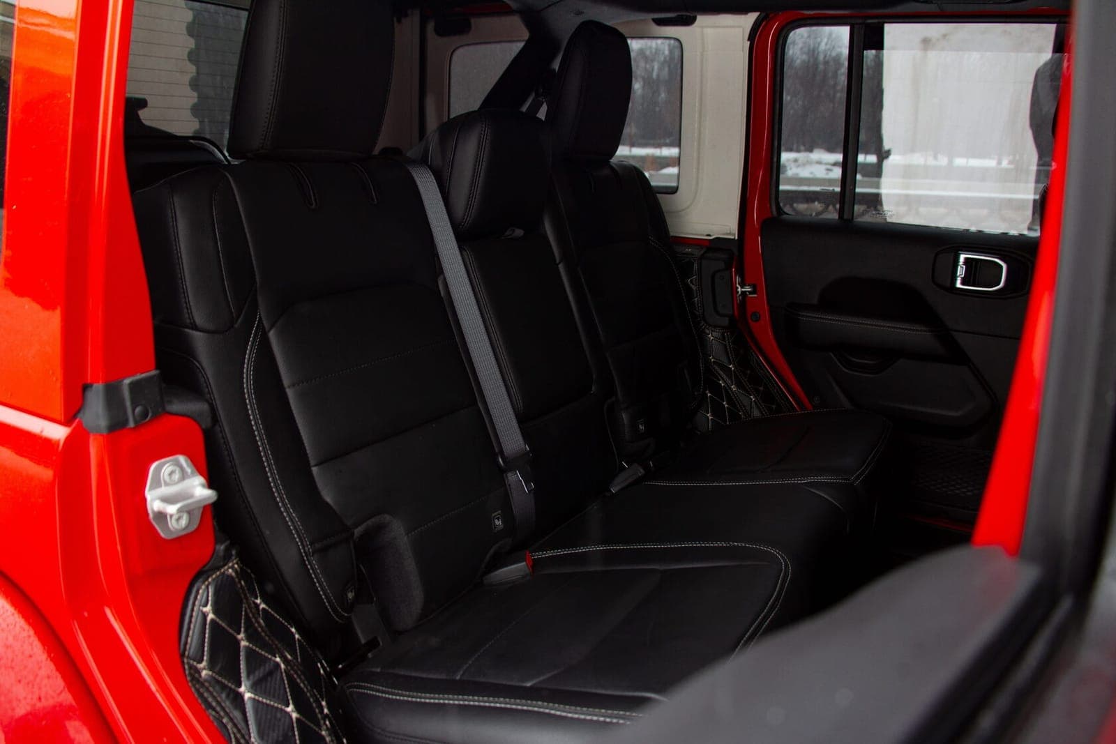 Jeep Wrangler Sahara фото 10
