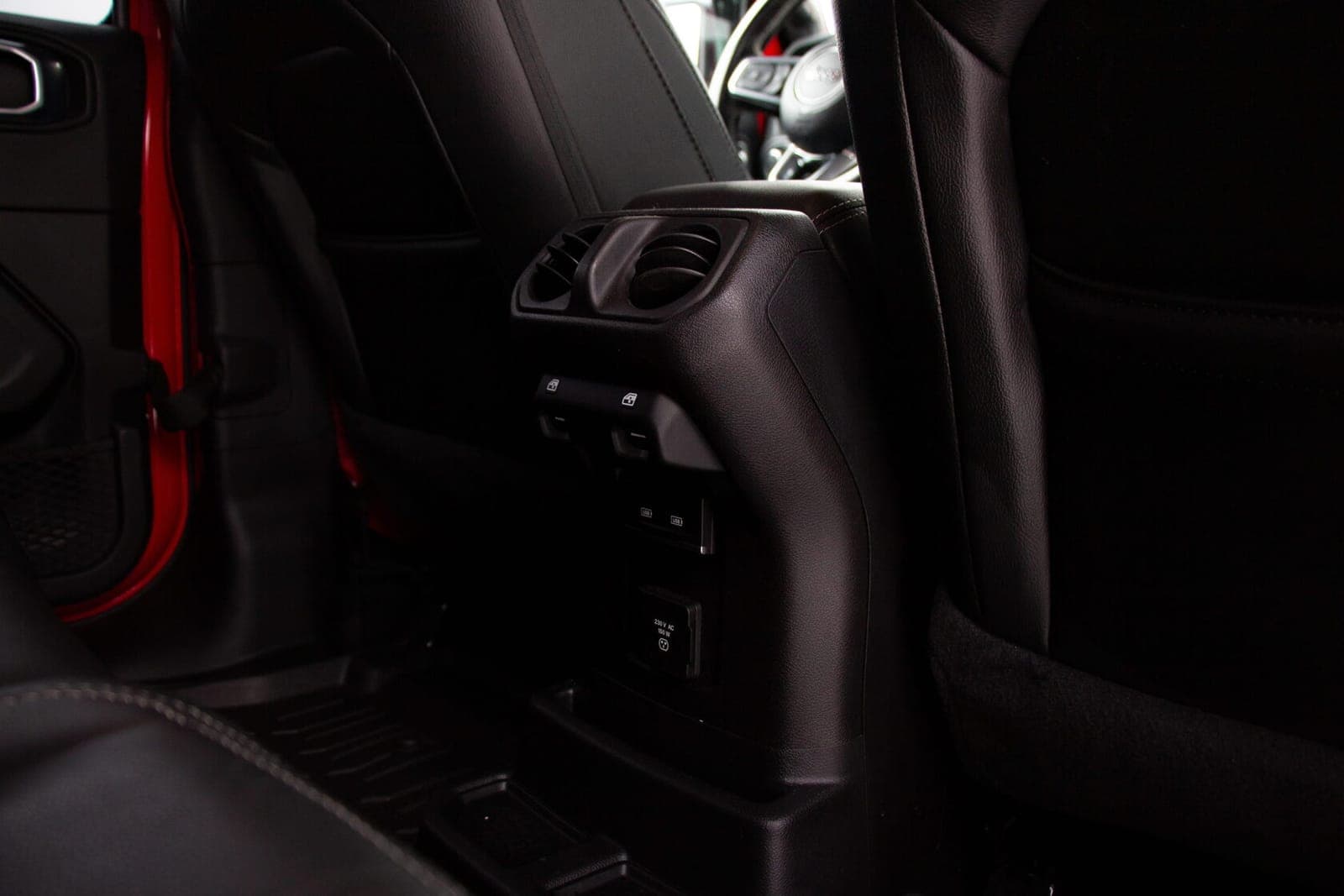 Jeep Wrangler Sahara фото 11