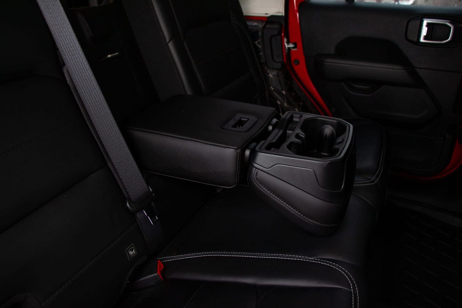 Jeep Wrangler Sahara фото 12