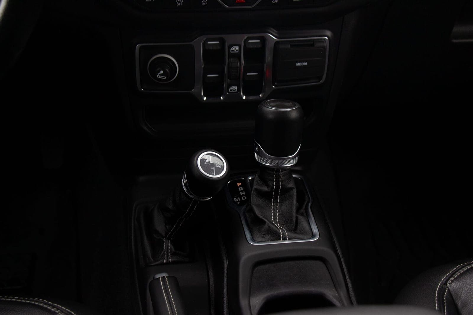 Jeep Wrangler Sahara фото 18