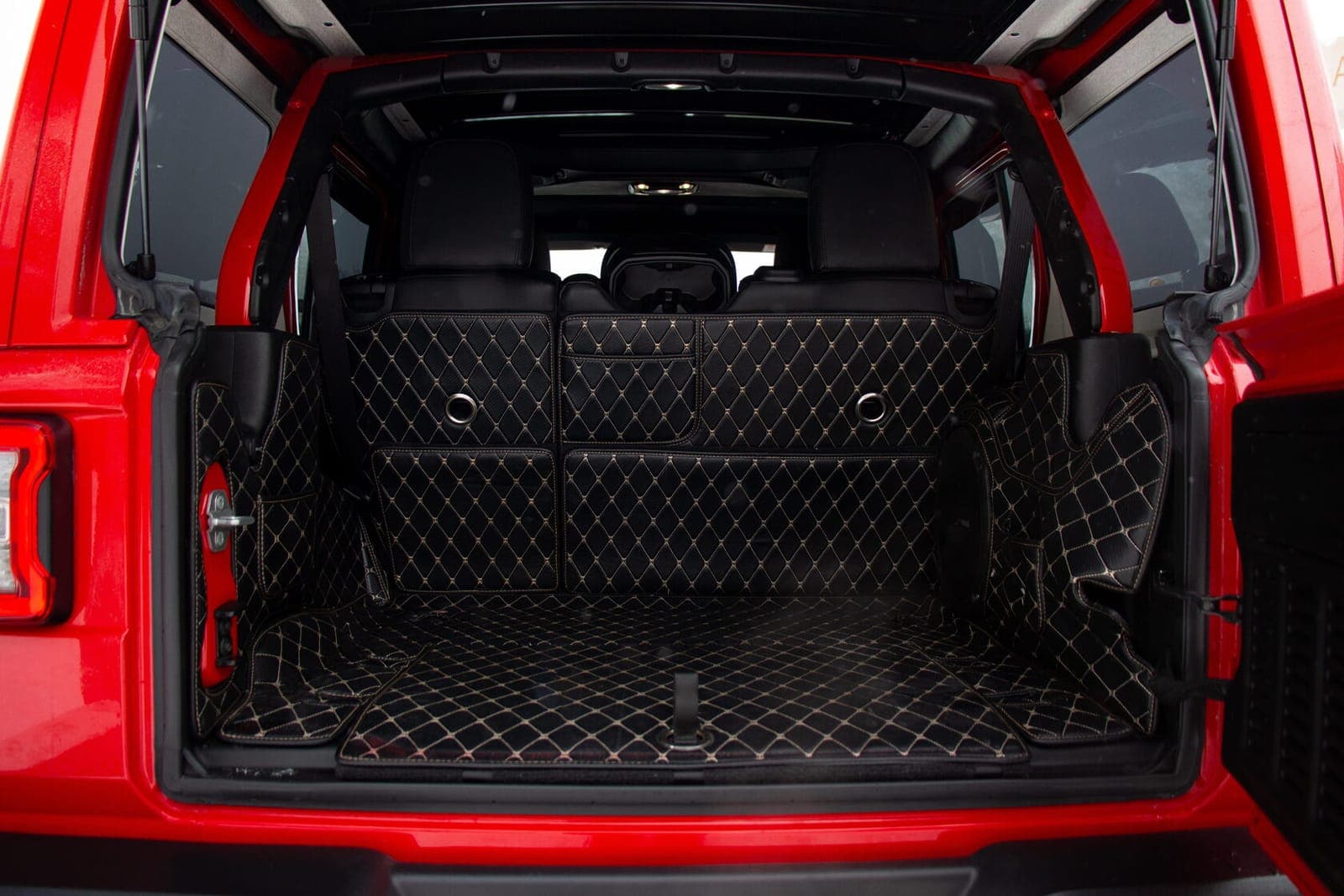 Jeep Wrangler Sahara фото 20