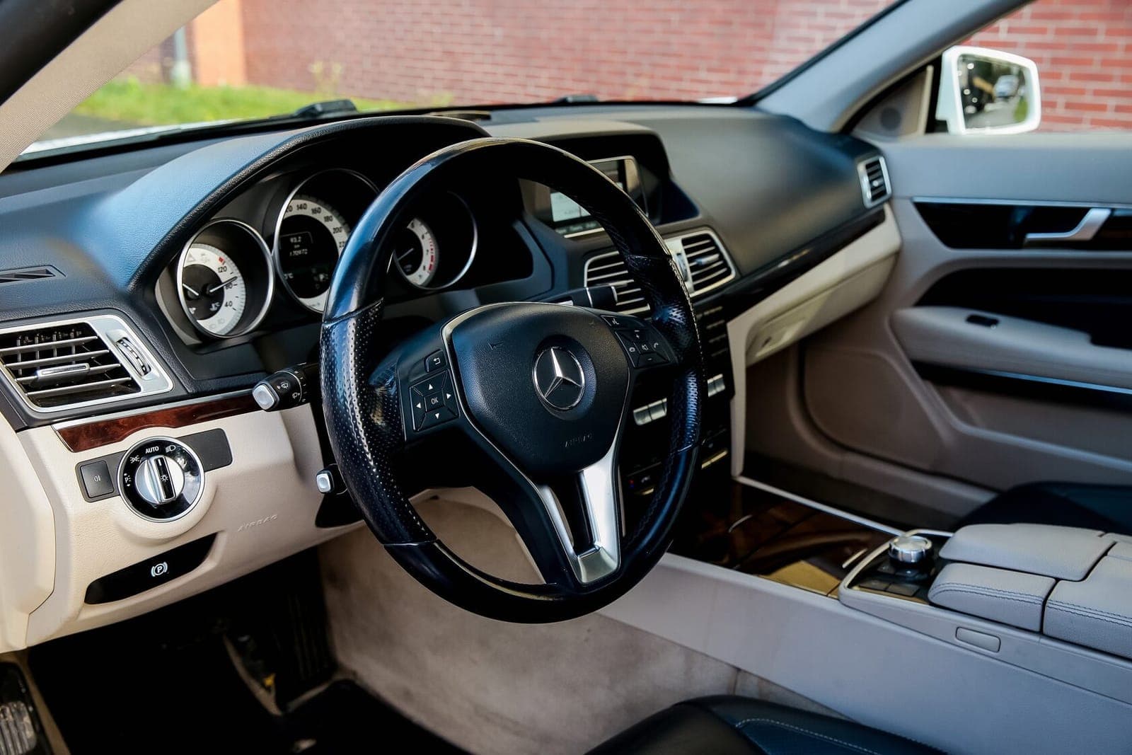 Mercedes-Benz E-Class фото 8