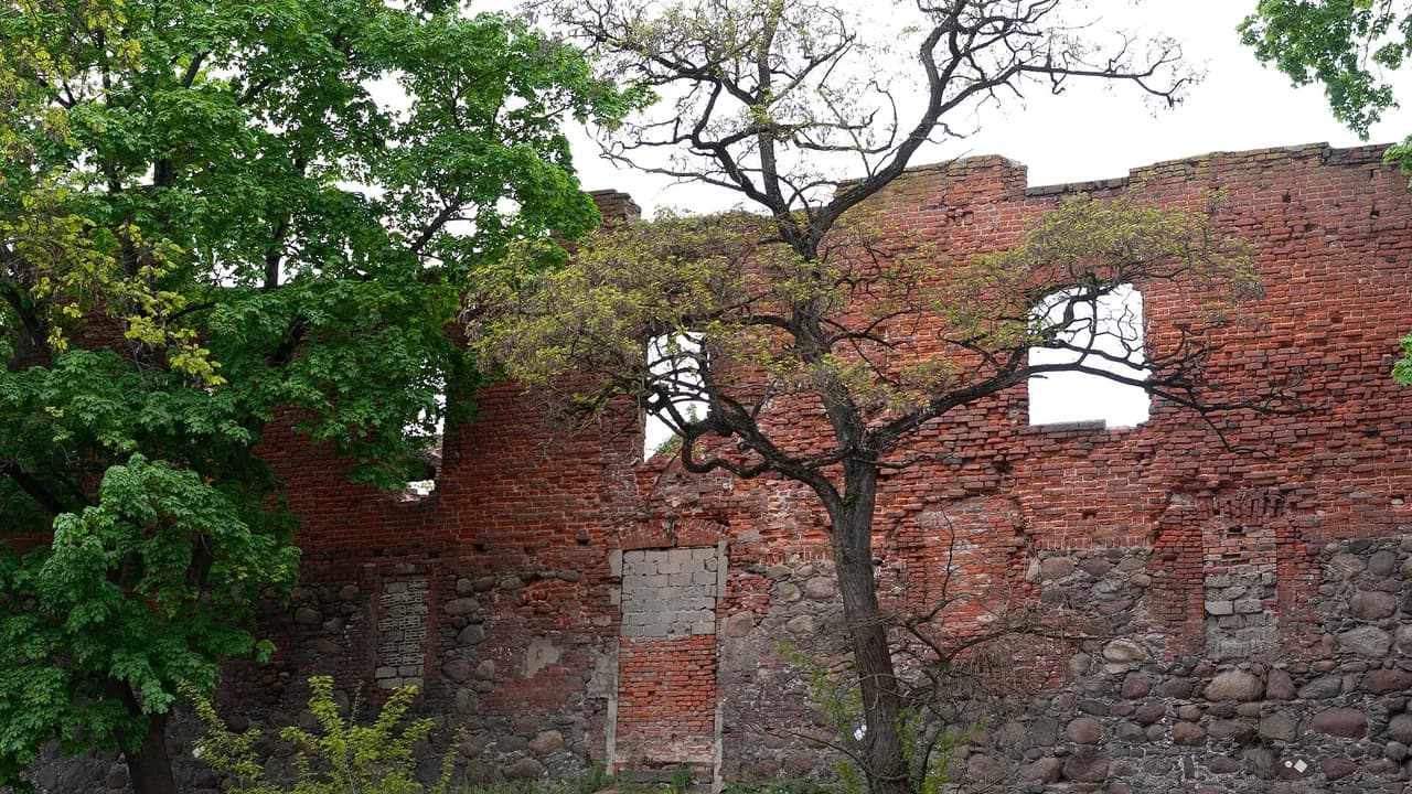 Стены замка Инстербург в Черняховске